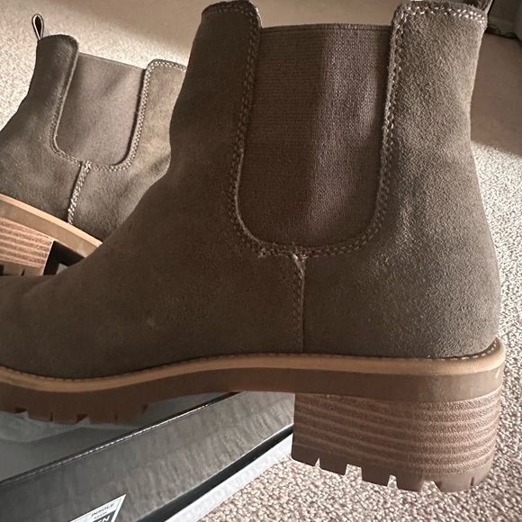 BLONDO Matilda Waterproof Lug Sole
Chelsea Boot - Picture 5 of 9